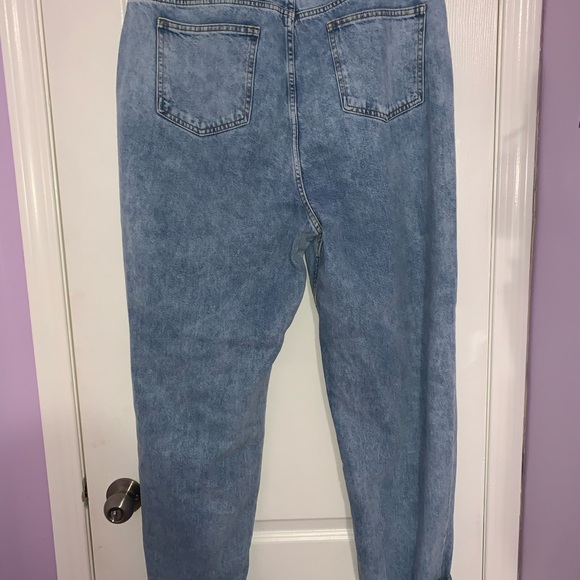 ASOS Design Tall High Rise Mom Jeans in Lightwash - Picture 2 of 2
